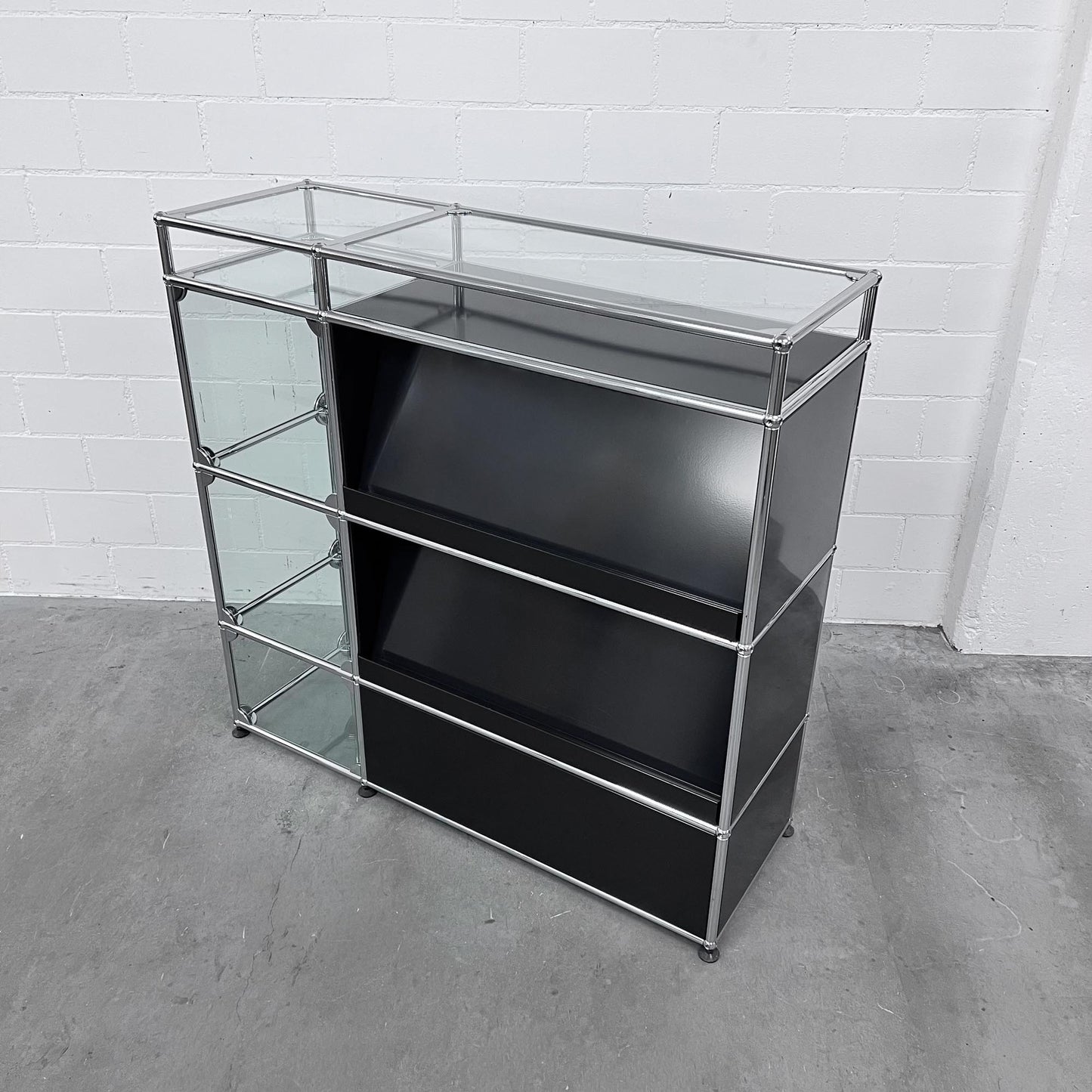 USM Regal mit Vitrine und Glasablage, Graphitschwarz