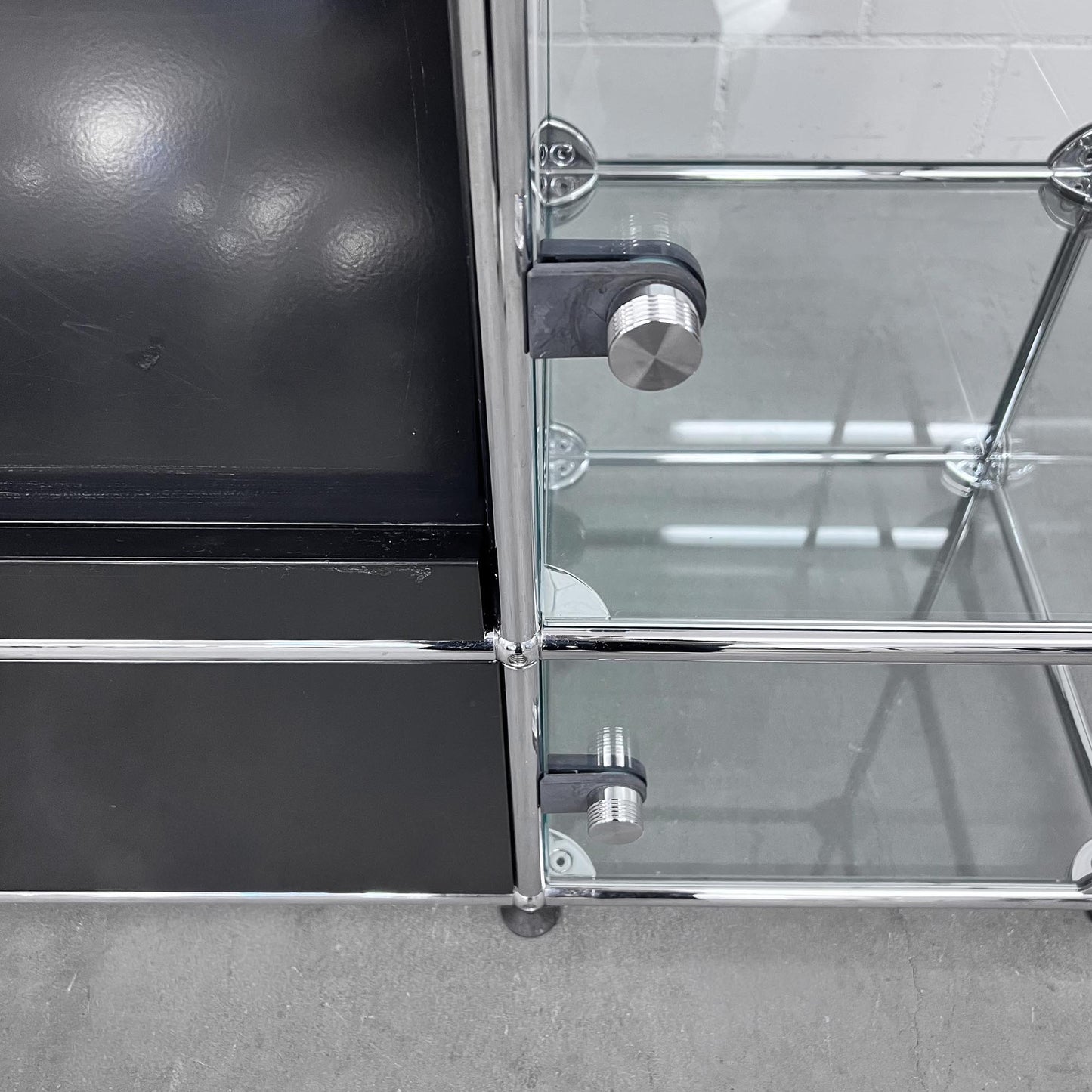 USM Regal mit Vitrine und Glasablage, Graphitschwarz