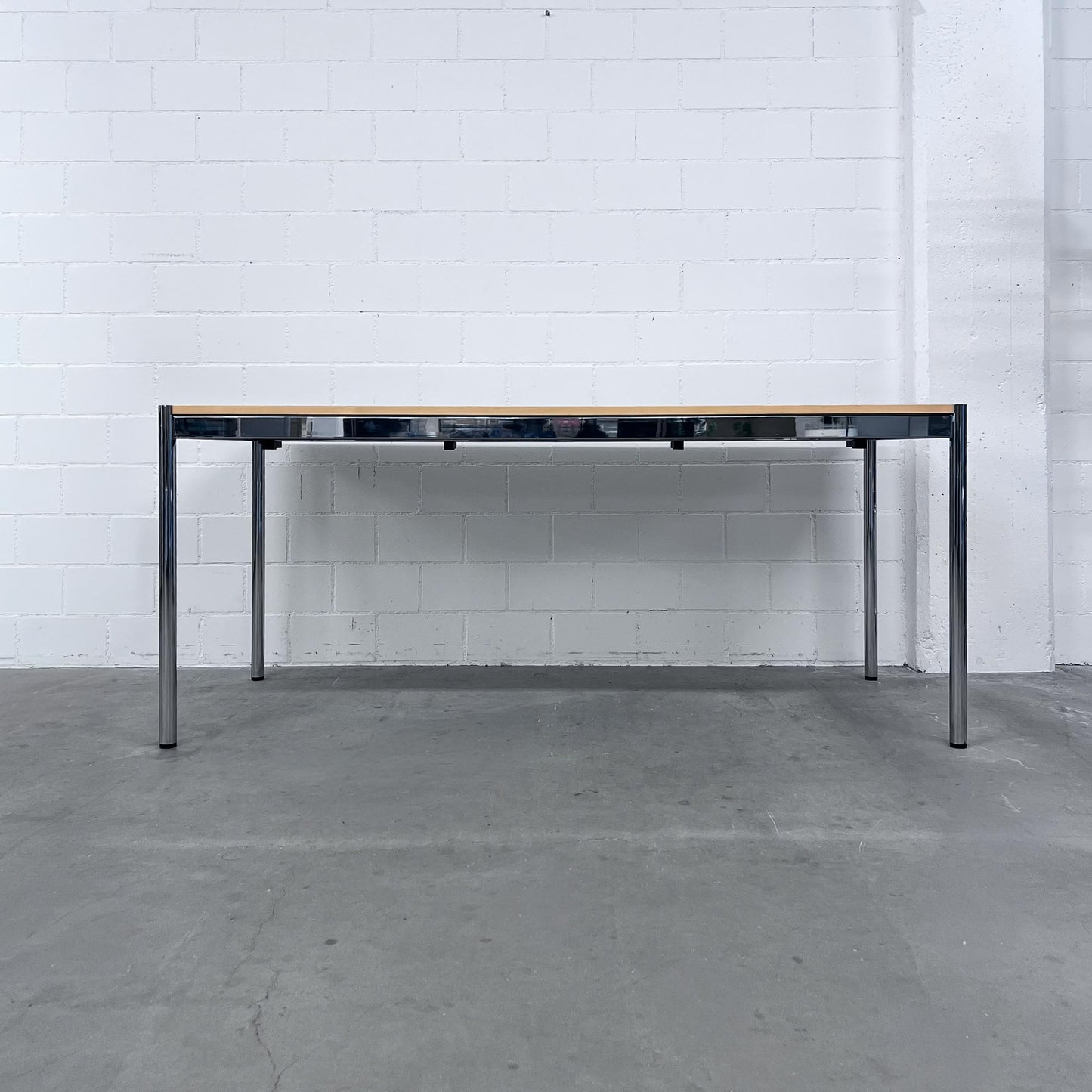 USM Tisch, Buche, 175x75cm inklusive Kabelkanal, Q3