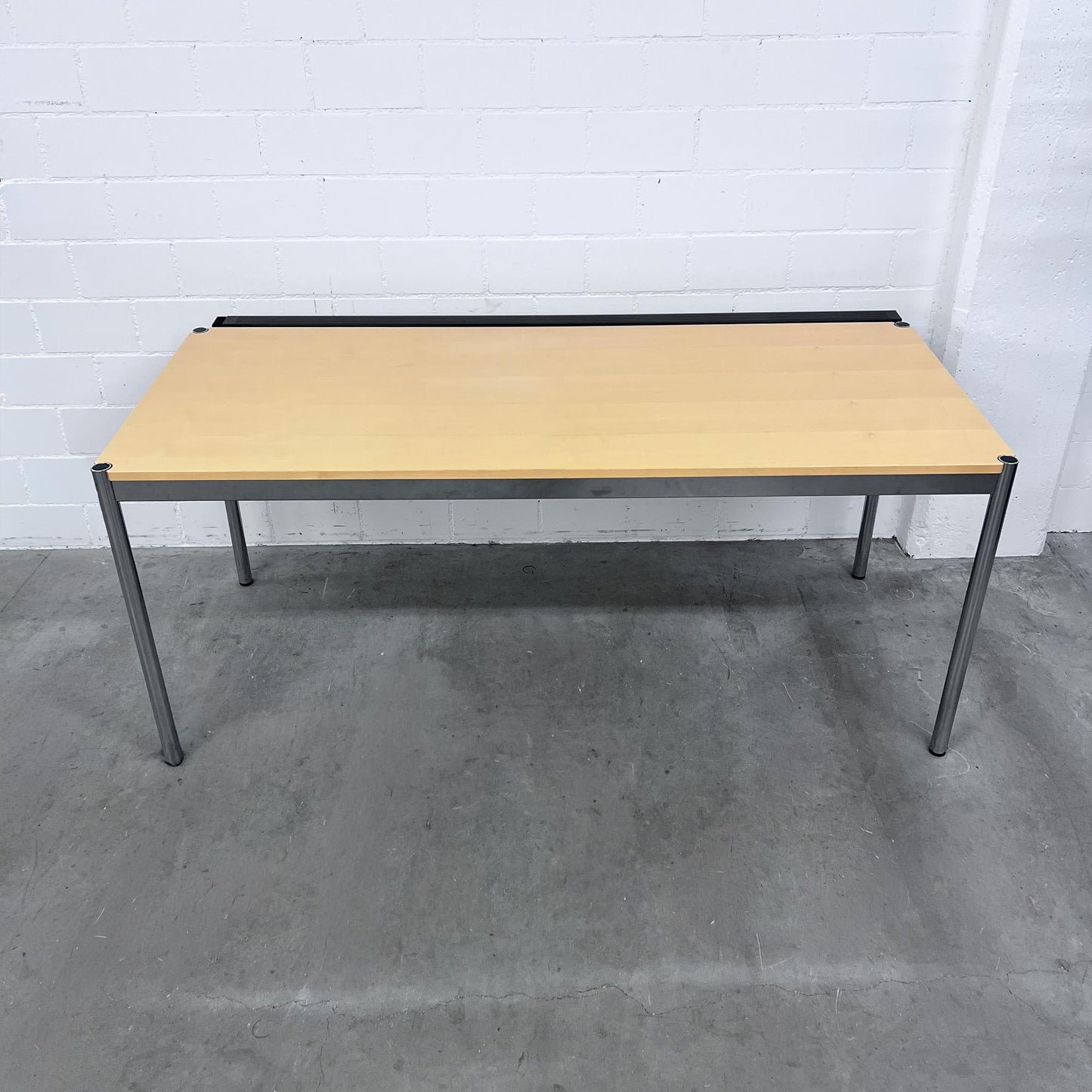 USM Tisch, Buche, 175x75cm inklusive Kabelkanal, Q3