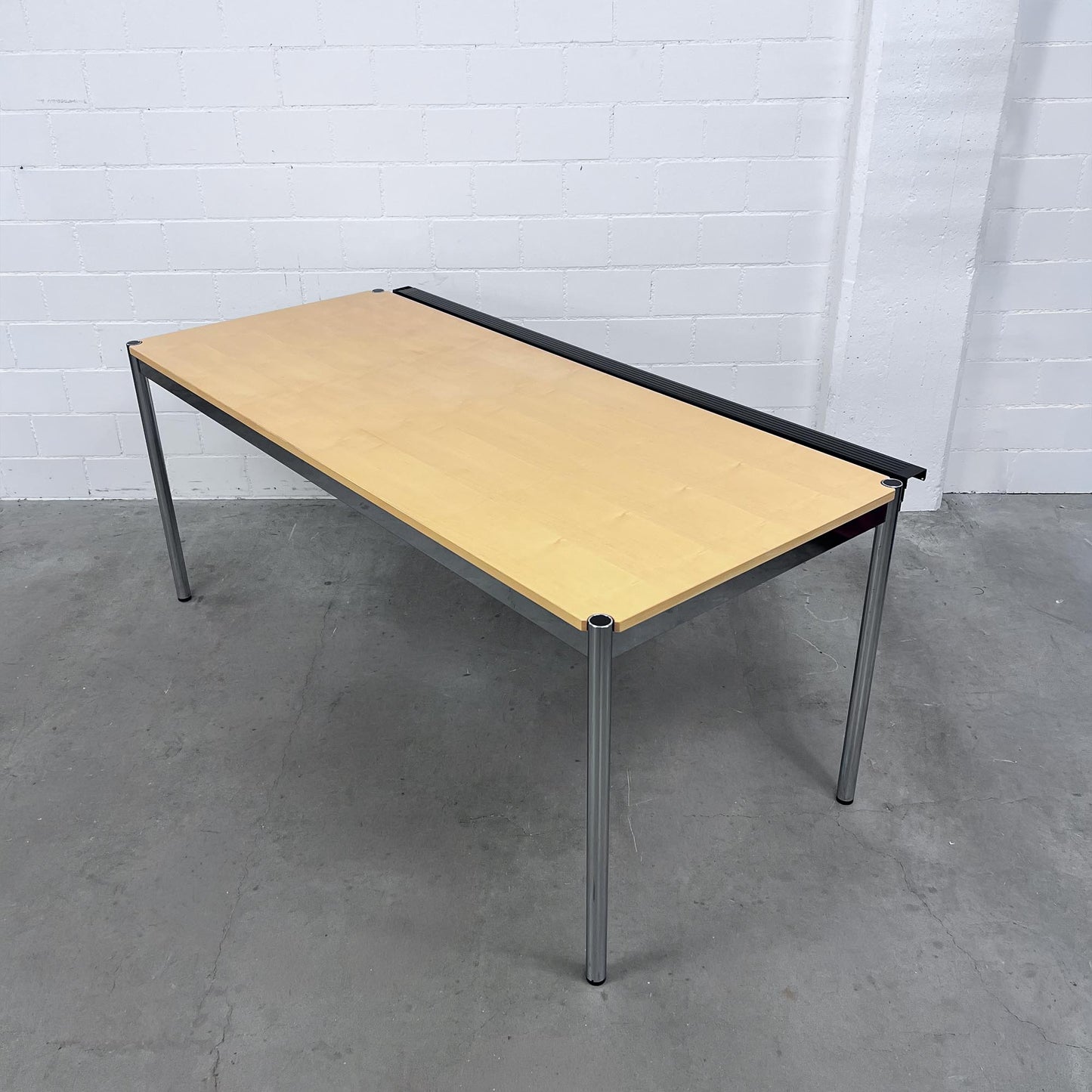 USM Tisch, Buche, 175x75cm inklusive Kabelkanal, Q3