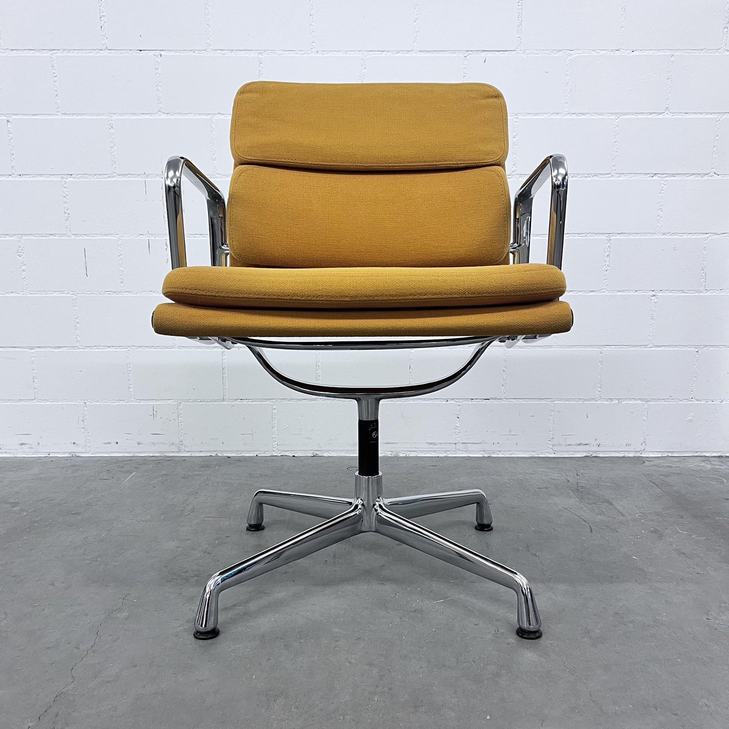 Eames Soft Pad Chair EA 208, Vitra, Ockergelb