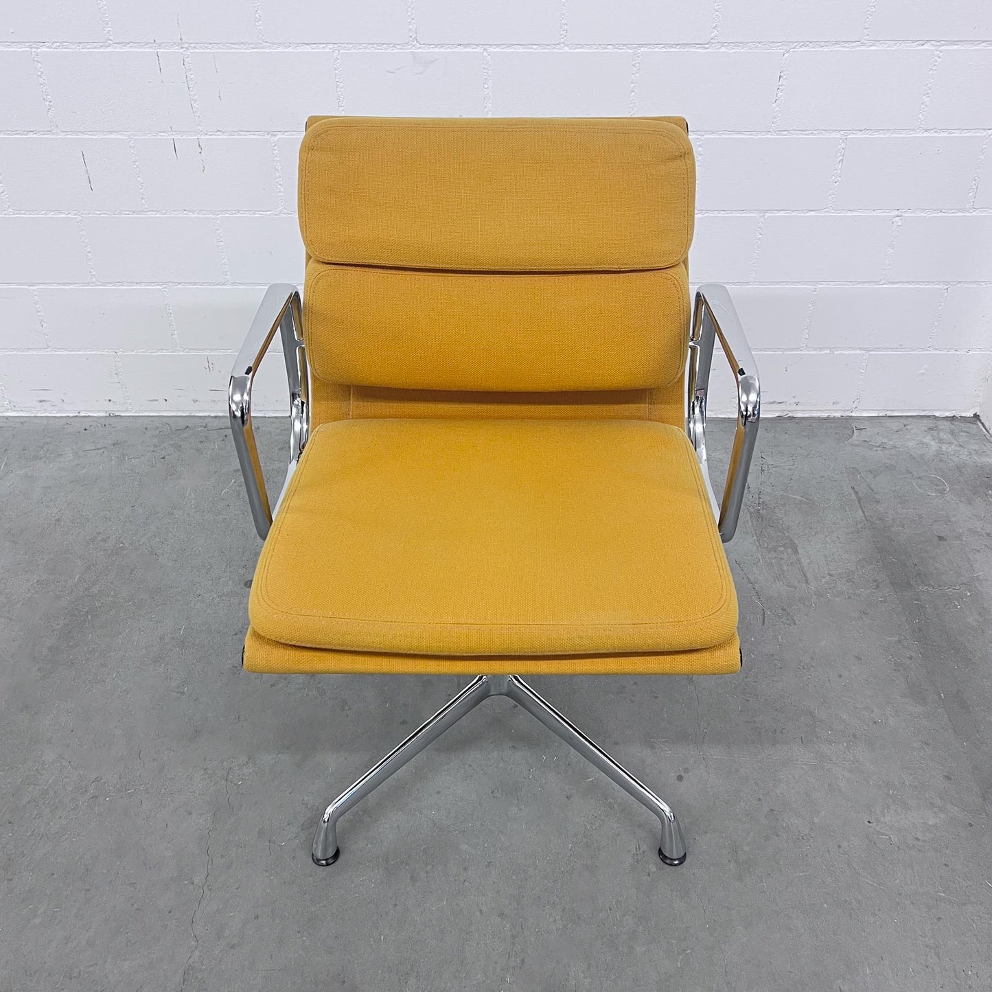 Eames Soft Pad Chair EA 208, Vitra, Ockergelb