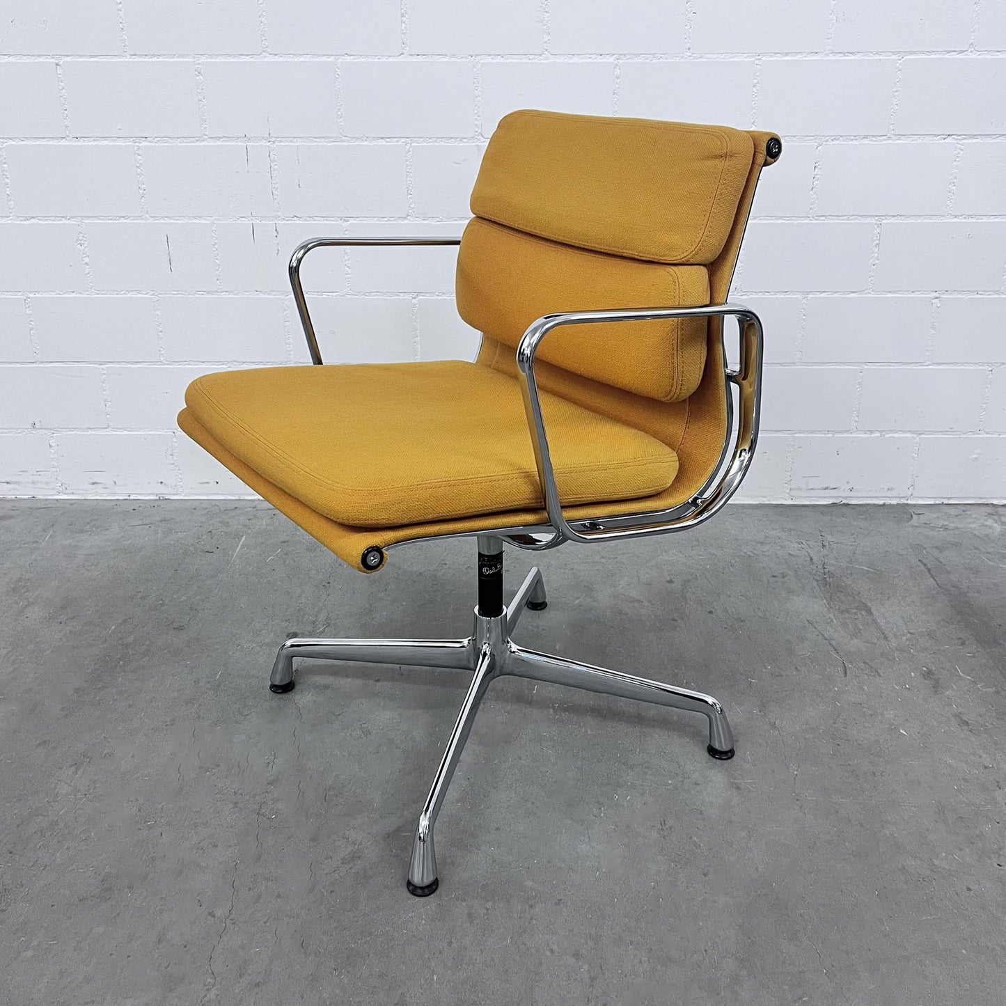 Eames Soft Pad Chair EA 208, Vitra, Ockergelb