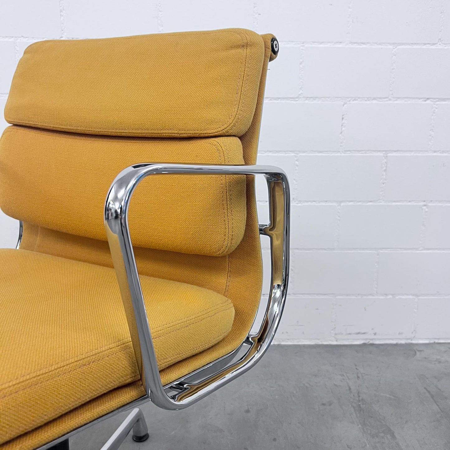 Eames Soft Pad Chair EA 208, Vitra, Ockergelb