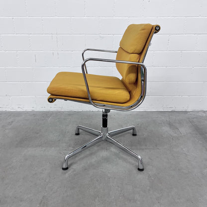 Eames Soft Pad Chair EA 208, Vitra, Ockergelb