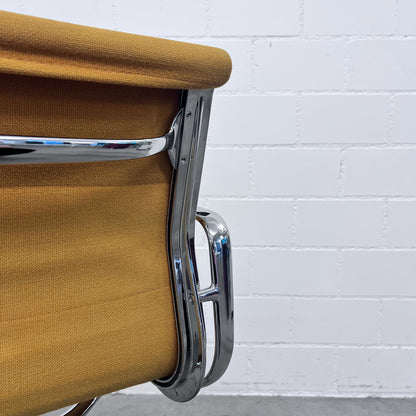 Eames Soft Pad Chair EA 208, Vitra, Ockergelb