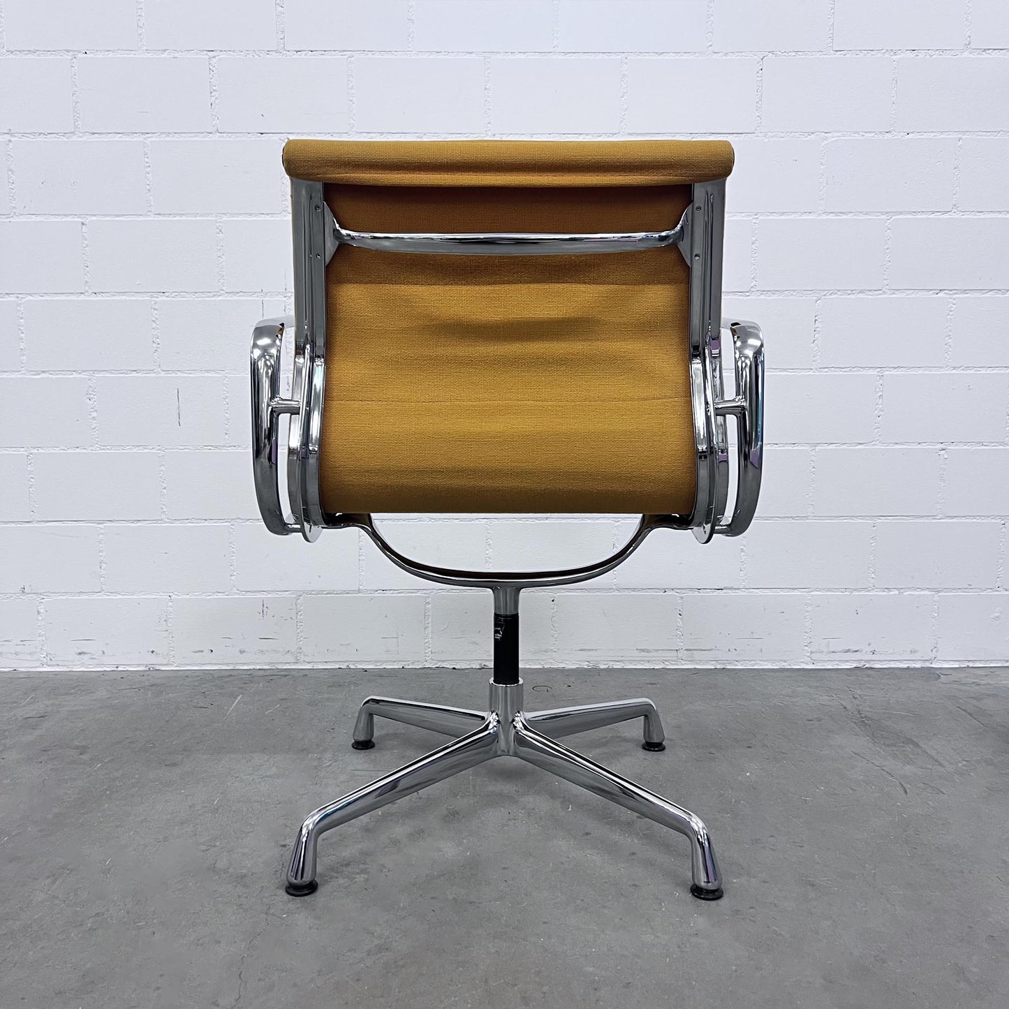 Eames Soft Pad Chair EA 208, Vitra, Ockergelb