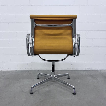 Eames Soft Pad Chair EA 208, Vitra, Ockergelb