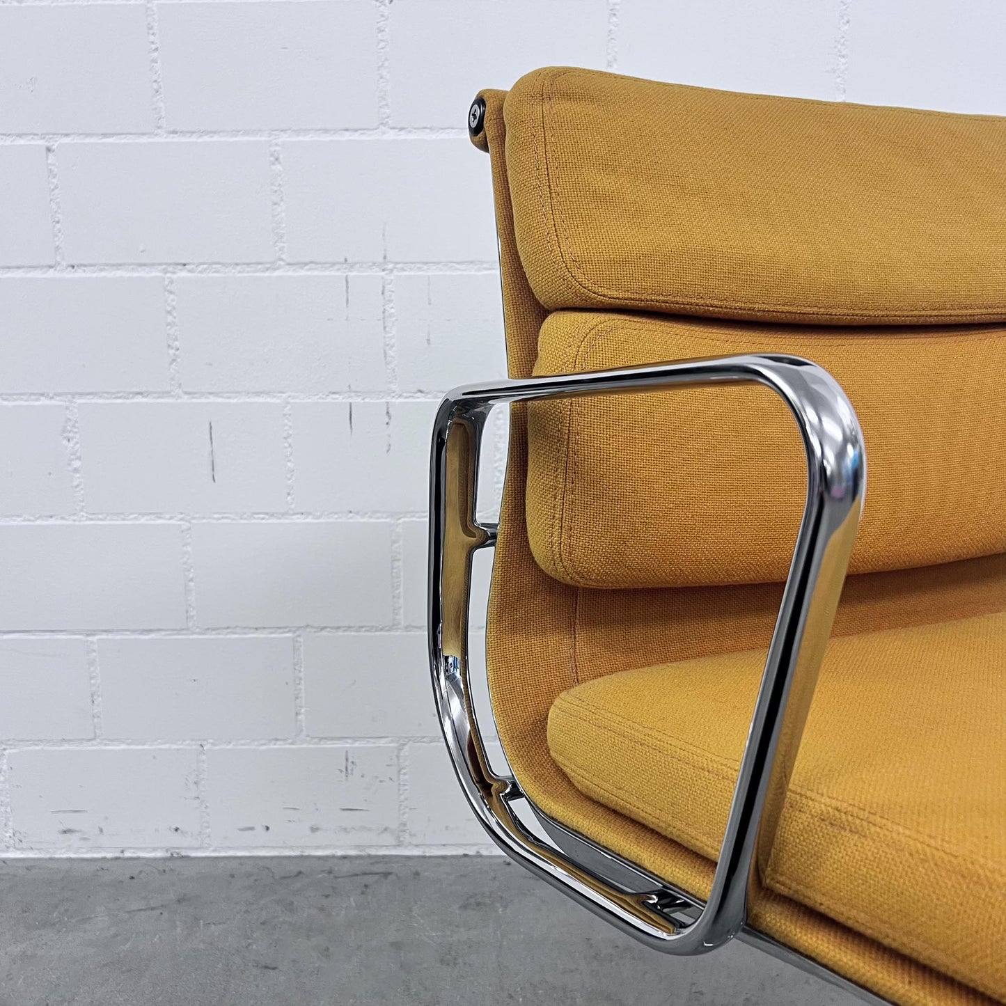 Eames Soft Pad Chair EA 208, Vitra, Ockergelb