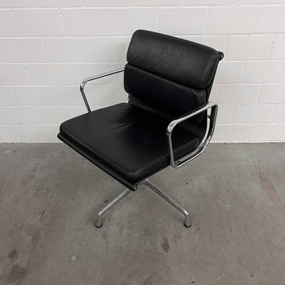 Vitra Soft Pad Chair EA 208, Schwarz