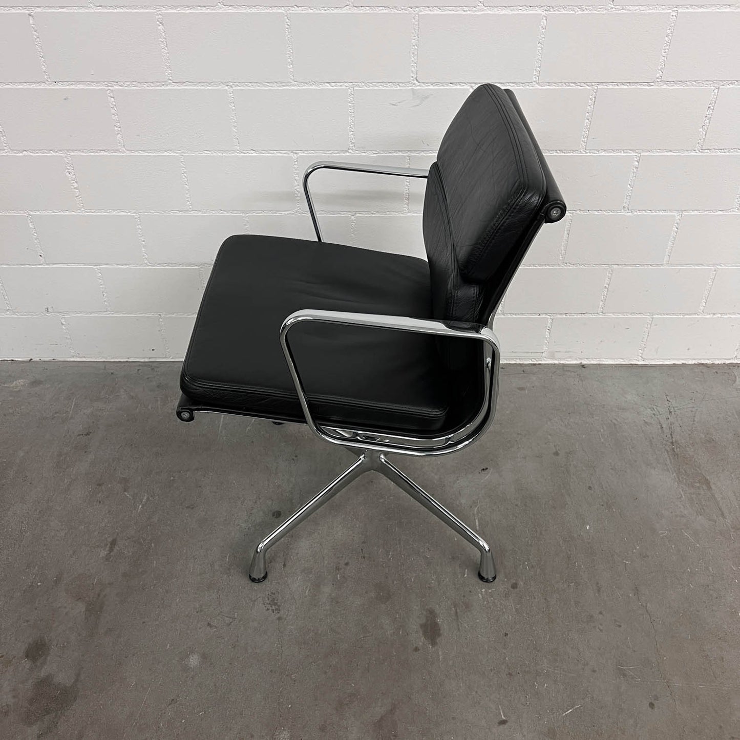 Vitra Soft Pad Chair EA 208, Schwarz
